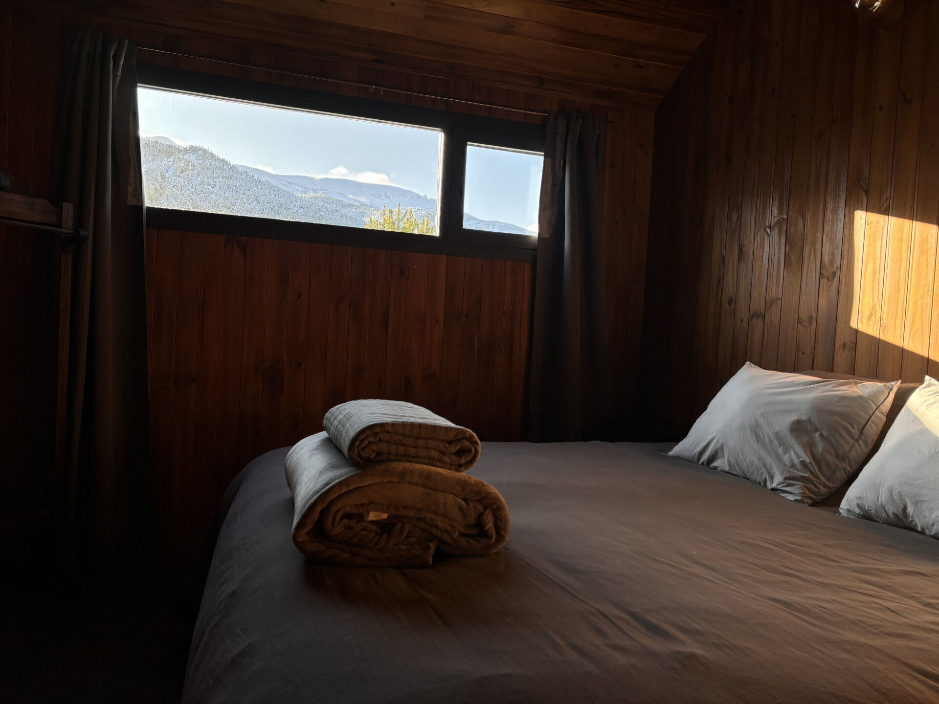 Cama con vista a los cerros